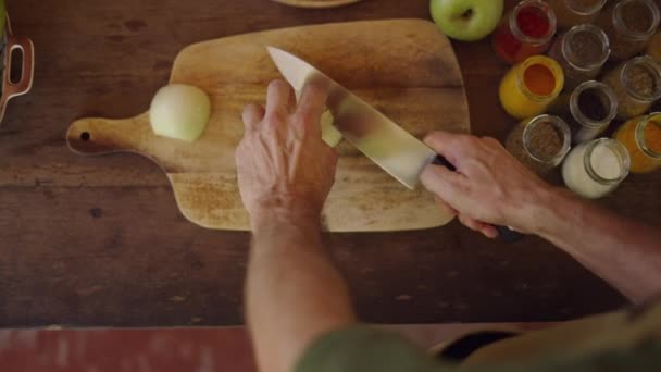 Plan Dessus Homme Hachant Oignon Table Bois Côté Bouteilles Épices — Video