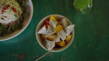 Latin bir kadın, Tayland adasındaki tatil köyünün terasında çekim yapıyor. Yavaş çekim. 4K yatay görüntü.