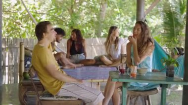 Kafkasyalı kadın gözleri kapalı ve güneşin tadını çıkarıyor - yakın çekim - 4K Yatay video