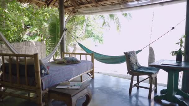 タイのパンガン島のビーチの隣にあるハンモックに座っている若い女性のシルエット 4K水平ビデオ — ストック動画