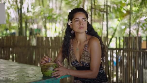 Grupo Multiétnico Amigos Toman Bebidas Naturales Durante Sus Vacaciones Isla — Vídeo de stock
