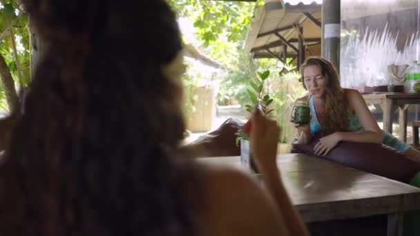 Kafkas Adam Kaseden Vegan Atıştırmalık Yiyor Kameraya Gülümsüyor Yatay Video — Stok video