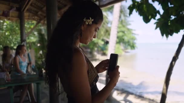 Stůl Obklopen Mnoha Obláčky Chill Out Prostoru Pláži Hotelu Thajsku — Stock video