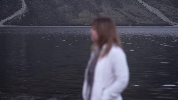 Blondynka Rozmawia Inną Osobą Matheson Lake Poziome Wideo — Wideo stockowe