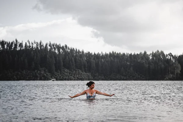 Jeune Femme Dans Les Eaux Lacustres Brisées Concept Nature — Photo