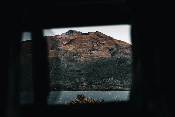 Grande Montagne Rocheuse Photographiée Travers Fenêtre Une Voiture Mouvement Sur — Photo