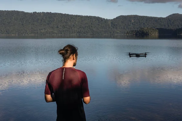 Garçon Caucasien Aux Cheveux Longs Avec Drone Dans Air Contrôlé — Photo