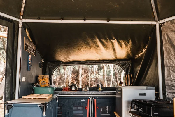 Namiot Kuchnia Środku Lasu Umywalką Kuchenki Lodówkowej Wszystkie Niezbędne Przybory — Zdjęcie stockowe