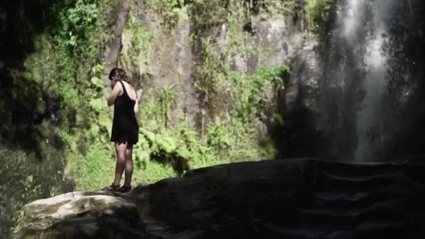 北海道の森の自然を見下ろす若い女性 スローモーション 4K水平ビデオ — ストック動画