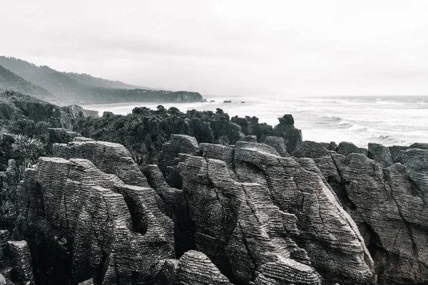 Şiddetli Denizin Kıyısında Tuhaf Şekilleri Olan Gri Kayalar Birçok Dalga — Stok fotoğraf