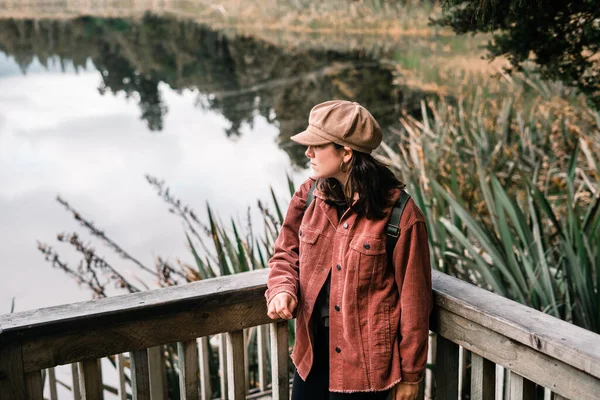 Chica Caucásica Gorra Marrón Chaqueta Roja Grandes Pendientes Sus Orejas —  Fotos de Stock