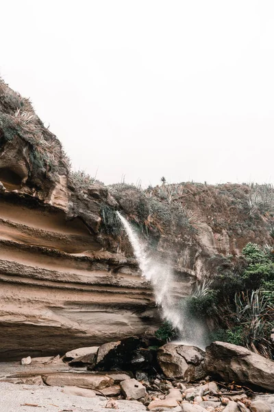 Kleiner Wasserfall Mit Dem Vom Wind Bewegten Wasser Der Nähe — Stockfoto