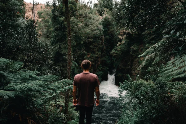 Jeune Homme Caucasien Dos Les Cheveux Attachés Dans Shirt Brun — Photo