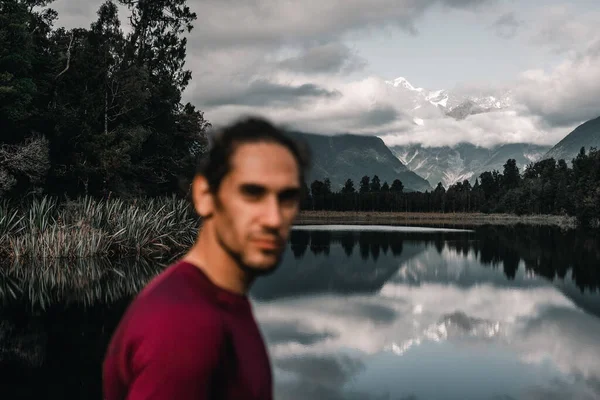 Mec Caucasien Désorienté Avec Barbe Calme Détendu Regardant Caméra Lac — Photo