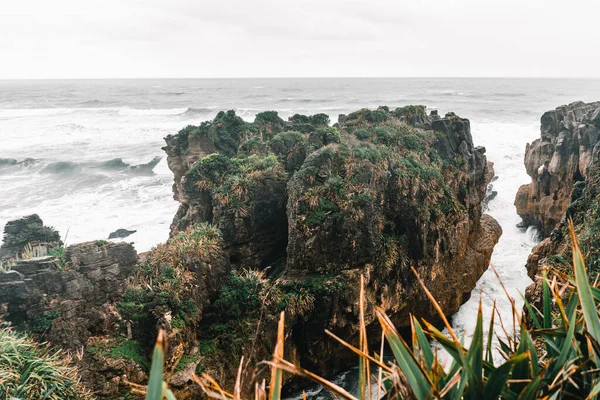 Seltsame Felsen Mit Vegetation Und Pflanzen Oben Strand Neben Einem — Stockfoto