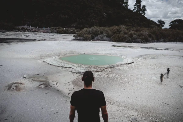 Jeune Garçon Regardant Eau Lac Rotorua Concept Nature — Photo