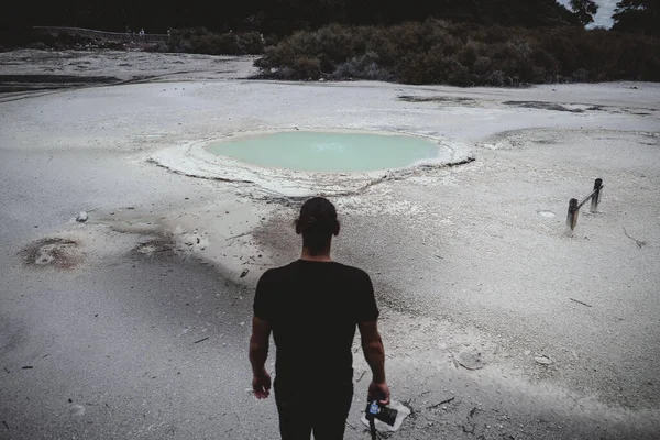 Jeune Homme Regardant Côté Rupture Avec Caméra Main Concept Nature — Photo