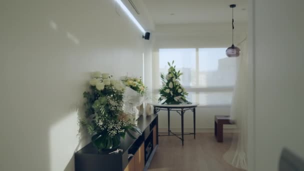 花嫁の家で大きな部屋にぶら下がっている長い結婚式のベール花束の多く 4K水平ビデオ — ストック動画