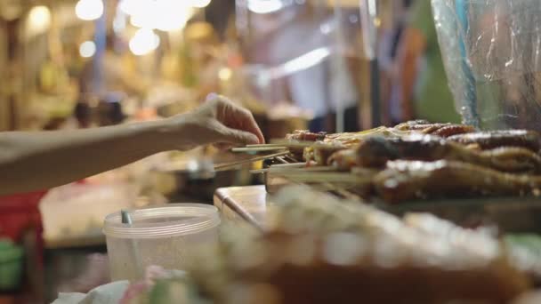 Female Merchant Preparing Meat Brochette Chiang Mai Night Market Close — Stock Video