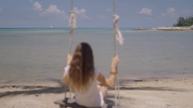 Beyaz kadın meyve yer ve kase taşır. Ön planda bulanık dekoratif bitki - 4K Yatay video