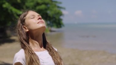 Elinde meyve suyu tutan ve samandan içen tanınmamış bir kadın - yakın çekim - 4K Yatay Video