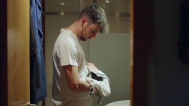 Adamın banyoda havluyla hayvan kılı kurutma görüntüsü - 4K Yatay Görüntü