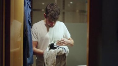 Genç erkek, yakın zamanda temizlenmiş hayvanını kurutmak için havlu kullanıyor. Hayvan bakımı konsepti - 4K Yatay video