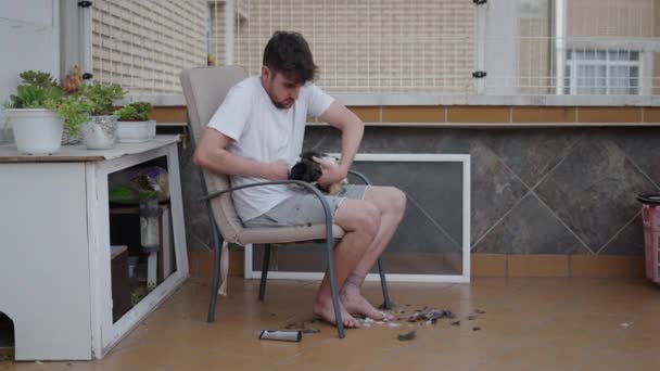 Kobay Faresi Tutan Genç Adam Etrafında Döner Saçını Balkonda Kesmek — Stok video