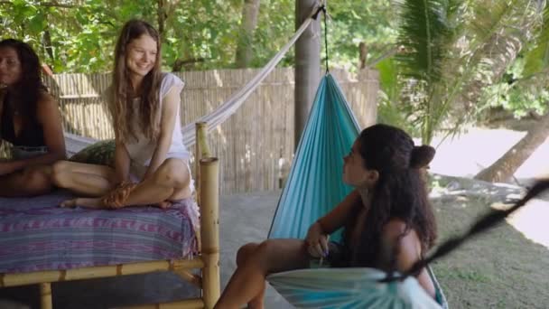 Özgür Genç Kız Halatla Sallanıyor Koh Phangan Daki Sakin Plajda — Stok video