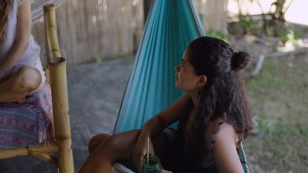 タイのビーチでロープスイングで遊ぶ若い白人女性 ワイドショット 4K水平ビデオ — ストック動画