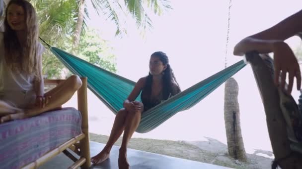 Uitzicht Het Strand Vanaf Een Koel Terras Thais Hotel Horizontale — Stockvideo