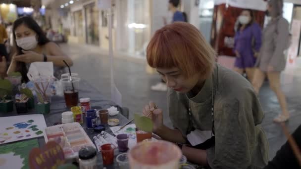 Uma Adolescente Pintando Com Aquarelas Sentada Uma Sala Mesa Arte — Vídeo de Stock