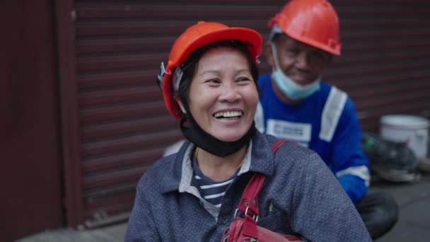 在泰国曼谷的相机前 快乐的成年女性穿着硬帽笑着点点头 中型射击 4K水平视频 — 图库视频影像
