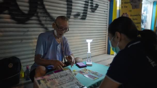 Woman Listening Old Fortune Teller Reading Tarot Card Street Bangkok — Stock Video