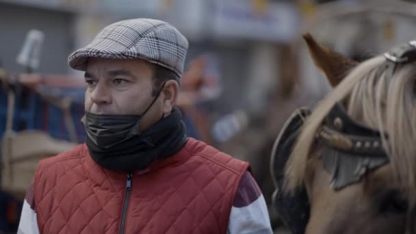 Hombre Usando Máscara Protectora Con Caballo Festival Bendición Los Animales — Vídeos de Stock