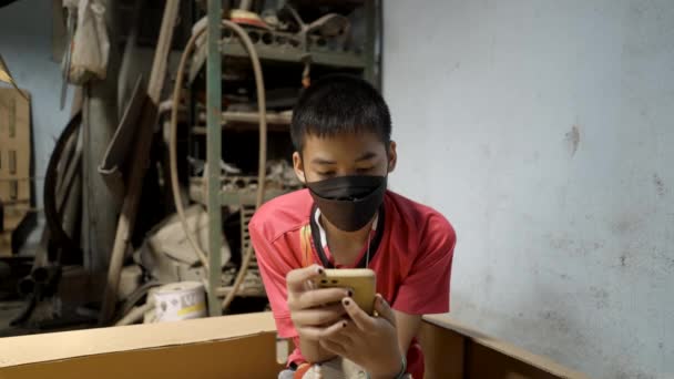 Азіатський Бідний Молодий Чоловік Користується Телефоном Традиційній Механічній Робочій Станції — стокове відео