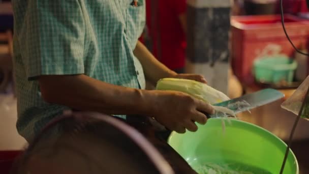 Руки Нерозпізнаного Самця Рубають Овочі Приготування Їжі Тайському Нічному Ринку — стокове відео