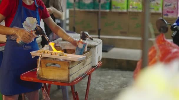 Безликая Женщина Использующая Паяльную Лампу Суши Тайском Уличном Рынке Горизонтальное — стоковое видео