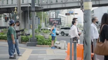 Kameraman, Bangkok, Tayland 'da yerel bir yaya ile röportaj yapan Genç Anchor' ı çekiyor. - Ortam - 4K Yatay Video