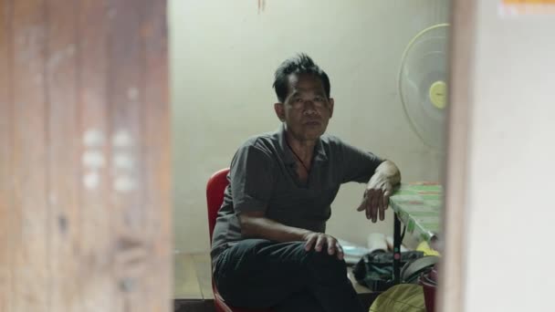 在泰国曼谷的一个炎热的日子里 一个成年人坐在电扇前让自己冷静下来 4K水平视频 — 图库视频影像