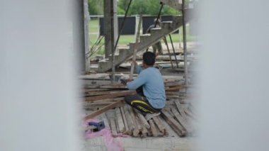 Tayland 'daki inşaat sahasında el işi işçilerin kullandığı kereste ağaçlarını ayırması. Yavaş çekim - 4K Yatay video