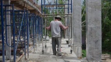 Tayland 'daki inşaat sahasında inşaat yapan işçiler. Statik Çekim - 4K Yatay Görüntü