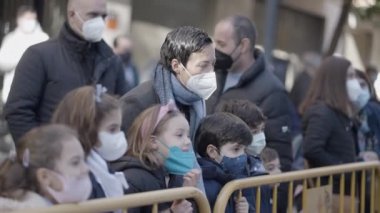 İspanya Valencia 'da San Antonio Abad' ın dini kutlamaları sırasında koruyucu maskeler takan izleyiciler. Orta Çekim - 4K Yatay Görüntü