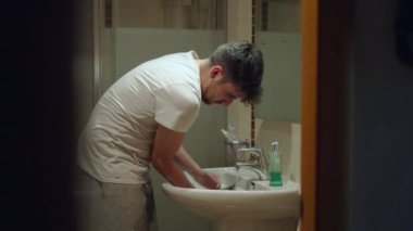 Gine domuzu, evinde sahibi tarafından yıkanırken lavabonun içinde öylece oturuyor - orta ölçekli - 4K yatay video