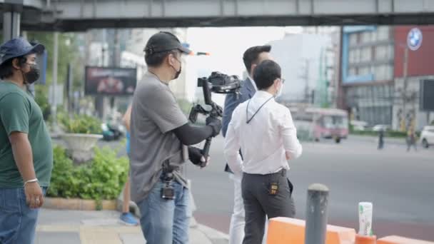 Media Cameraman Filmowanie Dziennikarz Wywiad Successful Businessman Wzdłuż Ulicy Bangkoku — Wideo stockowe