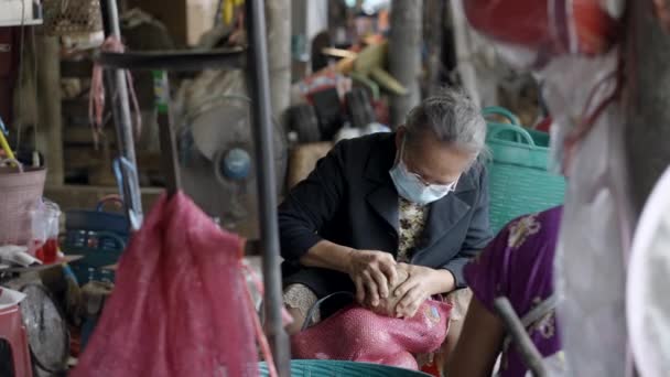 Stará Žena Zkoumá Loupaný Kokos Místní Farmě Thajsku Před Prodejem — Stock video