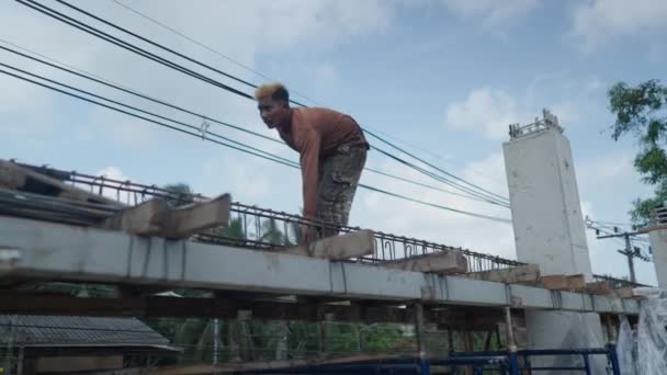 Trabajador Calificado Trabajando Barras Acero Sitio Construcción Ángulo Bajo Cámara — Vídeos de Stock