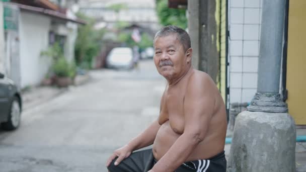 Boczny Portret Starszego Mężczyzny Siedzącego Samotnie Świeżym Powietrzu Wzdłuż Ulicy — Wideo stockowe