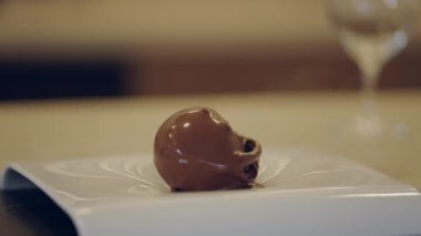 Sıcak çikolatayla doldurulduktan sonra eriyen çikolatalı tatlıyı kapat. Düğün ziyafeti konsepti - 4K Yatay video
