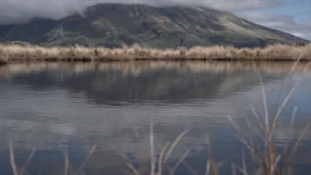 Taranaki Mit Wolken Drumherum Und Dem Meer Neuseeland Reisekonzept — Stockvideo